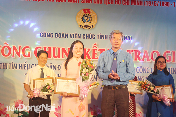 Phó chủ tịch Liên đoàn Lao động tỉnh Hồ Thanh Hồng trao giải thưởng cho thí sinh xuất sắc nhất