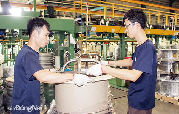 Sản xuất thép cuộn tại Công ty TNHH Thép Kos Việt Nam (Khu công nghiệp Nhơn Trạch 1). Ảnh: H.Lộc
