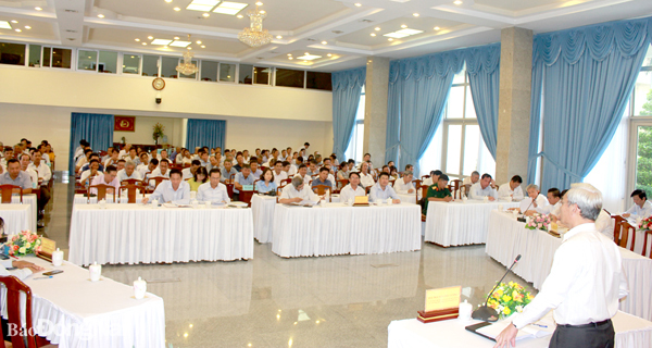 Ủy viên Trung ương Đảng, Bí thư Tỉnh ủy, Chủ tịch HĐND tỉnh Nguyễn Phú Cường đối thoại với nông dân vào tháng 12-2019. 