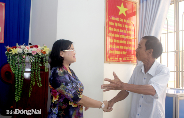 Người dân bày tỏ tình cảm với Phó chủ tịch UBND tỉnh Nguyễn Hòa Hiệp sau khi nghe những chia sẻ của các cấp lãnh đạo tại hội nghị tiếp xúc cử tri tại H.Nhơn Trạch mới đây
