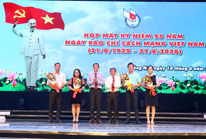 Các nhà báo được nhận thẻ Hội viên mới Hội nhà báo Việt Nam