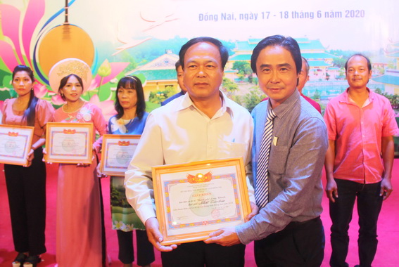 Phó giám đốc Trung tâm Văn hóa - điện ảnh tỉnh Đỗ Văn Dũng trao trao giải nhất cho Ban đờn ca tài tử TP.Long Khánh