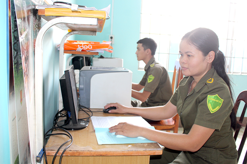 Công an viên Đào Thị Vàng tại phòng làm việc ở UBND xã Phú Lộc. Ảnh: N.Hà