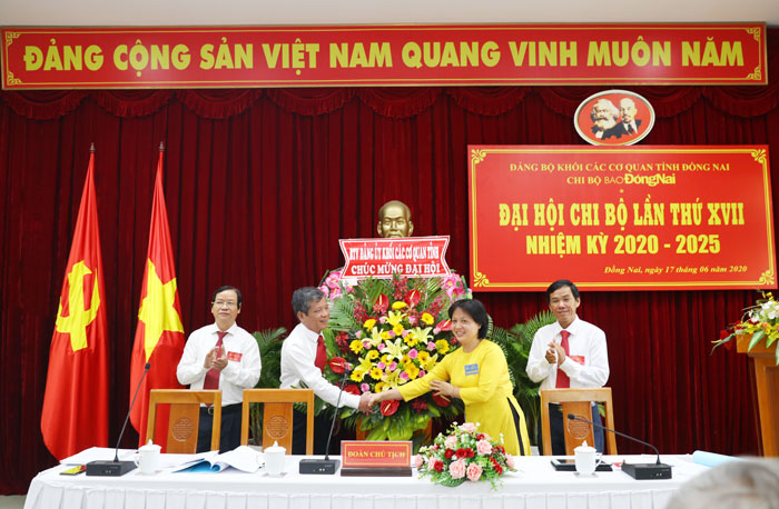Đại diện Đảng ủy Khối các cơ quan tỉnh tặng lẵng hoa chúc mừng Đại hội Chi bộ Báo Đồng Nai