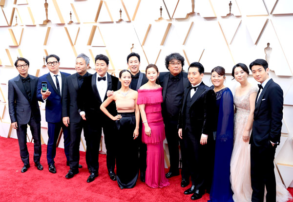 Đoàn làm phim Parasite trên thảm đỏ lễ trao giải Oscar lần thứ 92 tại nhà hát Dolby, Los Angeles, Mỹ, ngày 9-2-2020. Ảnh: TTXVN