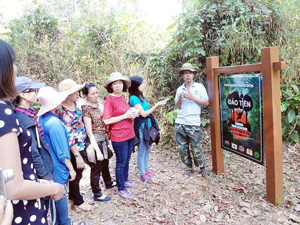 Các nữ nhà báo Đồng Nai cùng nữ nhà báo tỉnh Bà Rịa - Vũng Tàu trong một lần giao lưu, dã ngoại tại Vườn quốc gia Cát Tiên
