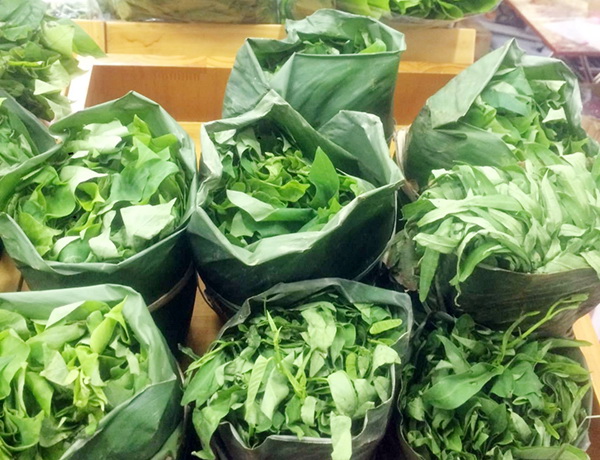 Xu hướng dùng lá chuối gói hàng thực phẩm, rau tươi trong các cửa hàng, siêu thị vừa bảo vệ môi trường vừa là cách góp phần gìn giữ hồn quê Việt
