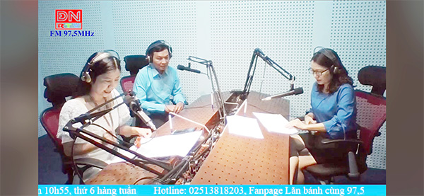 Chương trình phát thanh Lăn bánh cùng 97.5 của Đài PT-TH Đồng Nai được livestream trên Facebook. Ảnh chụp màn hình livestream của chương trình