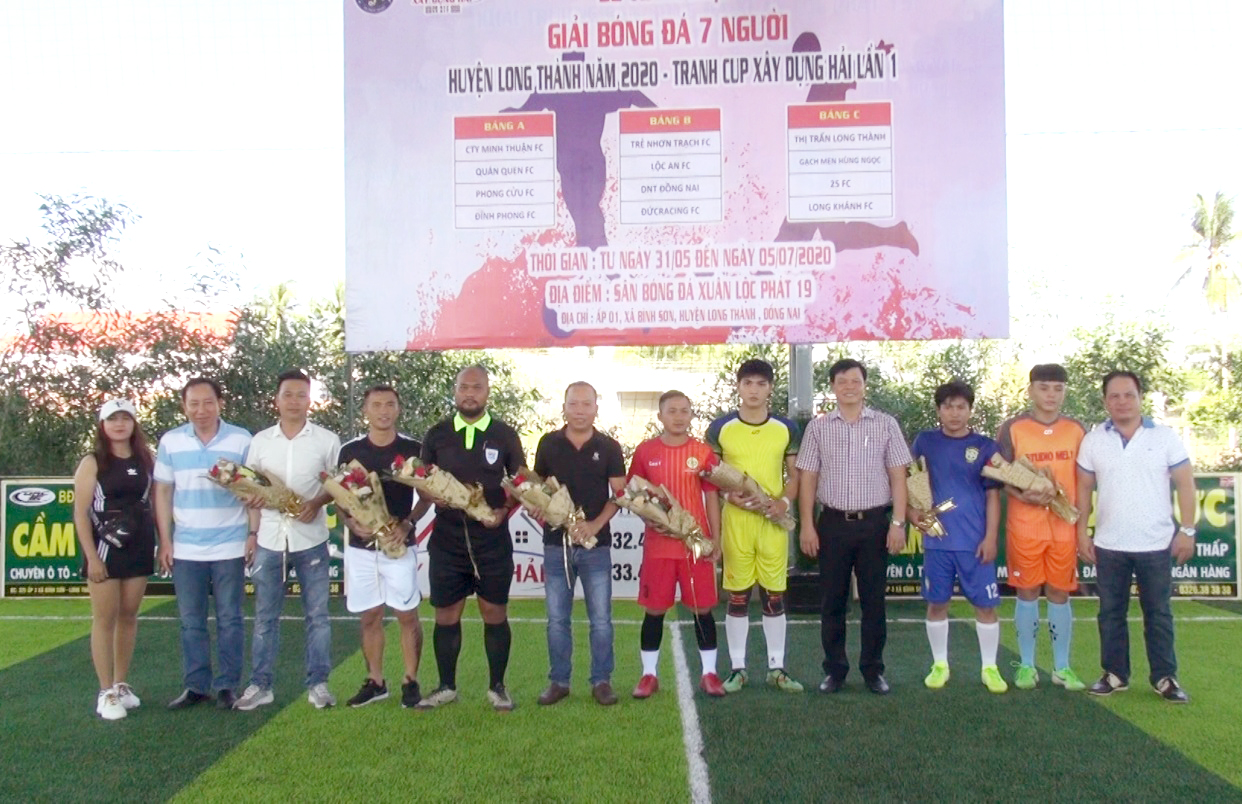 Ban tổ chức trao cờ lưu niệm cho các đội bóng tham dự giải