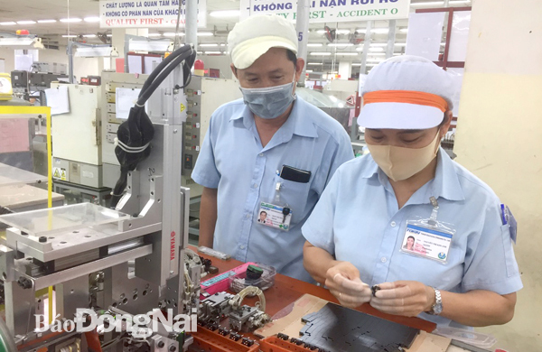 Đại diện Công đoàn cơ sở Công ty TNHH Tokin Electronics Việt Nam (TP.Biên Hòa) thăm hỏi công nhân  tại xưởng làm việc. Ảnh: L.Mai