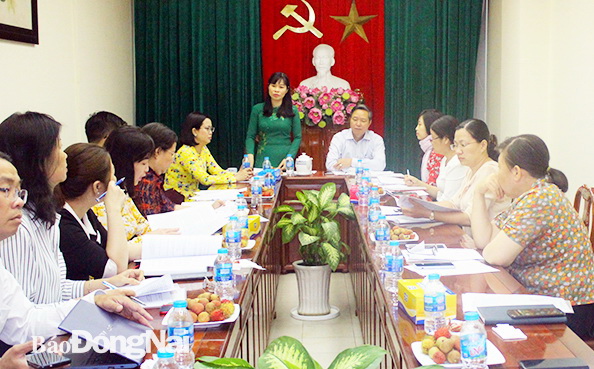 Trưởng ban Văn hóa - xã hội Nguyễn Thị Thu Hiền phát biểu tại cuộc họp