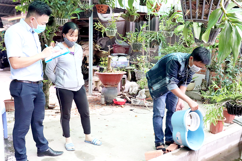 Người dân P.Trảng Dài (TP.Biên Hòa) đổ nước đọng trong các dụng cụ chứa nước của gia đình. Ảnh: H.Dung