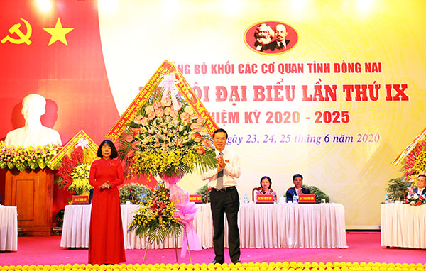 Đồng chí Võ Văn Thưởng, Ủy viên Bộ Chính trị, Bí thư Trung ương Đảng, Trưởng ban Tuyên giáo Trung ương tặng lẵng hoa chúc mừng Đại hội