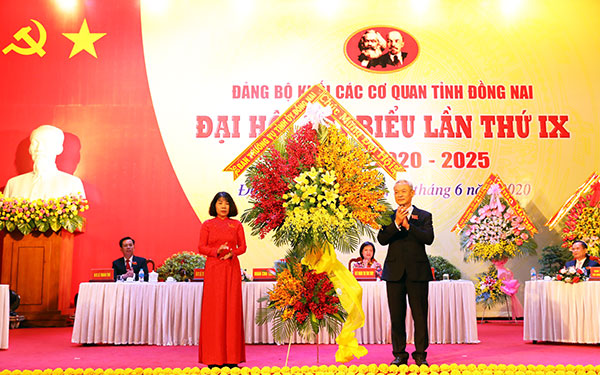 Đồng chí Nguyễn Phú Cường, Ủy viên Trung ương Đảng, Bí thư Tỉnh ủy, Chủ tịch HĐND tỉnh tặng lẵng hoa chúc mừng Đại hội