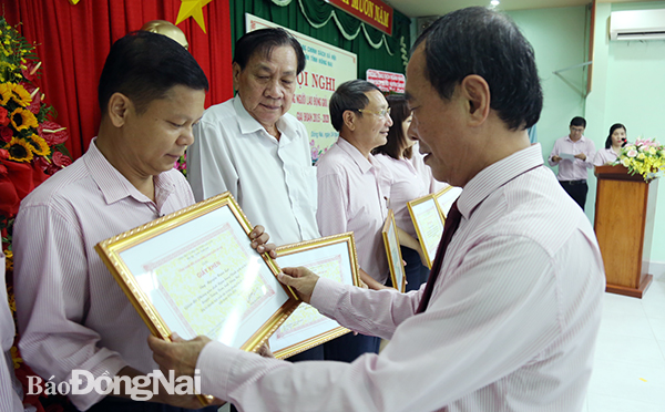 Giám đốc Ngân hàng Chính sách xã hội chi nhánh Đồng Nai Huỳnh Công Nam trao giấy khen cho các tập thể và cá nhân có thành tích lao động giỏi lao động sáng tạo (giai đoạn 2015-2020)