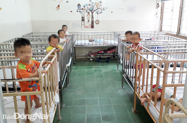 Những đứa trẻ bị bỏ rơi được chăm sóc tại Trung tâm Bảo trợ và huấn nghệ cô nhi Biên Hòa. Ảnh: P.Liễu