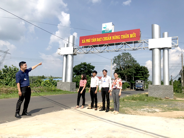 Cán bộ, đảng viên xã Phú Tân (H.Định Quán) giới thiệu những tuyến đường nông thôn mới