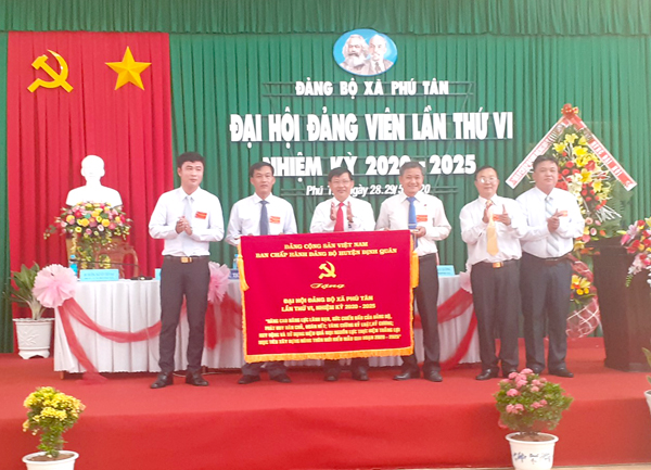 Phó bí thư thường trực Huyện ủy Long Thành Ngô Thế Ân (trái) tặng hoa chúc mừng Đại hội Đảng bộ xã Phước Thái nhiệm kỳ 2020-2025