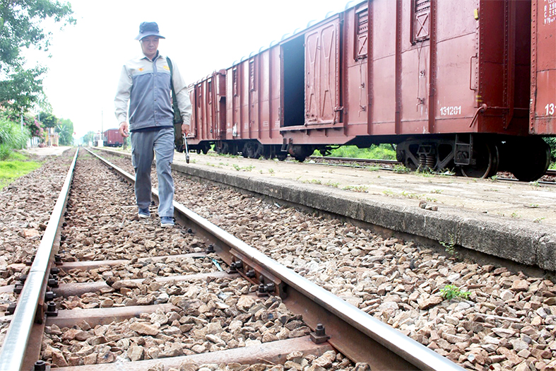 Ông Nguyễn Văn Thọ, nhân viên Đội Cung đường ga Gia Ray đang đi tuần trên tuyến đường sắt Bắc - Nam, đoạn qua địa bàn H.Xuân Lộc. Ảnh: N.Phương