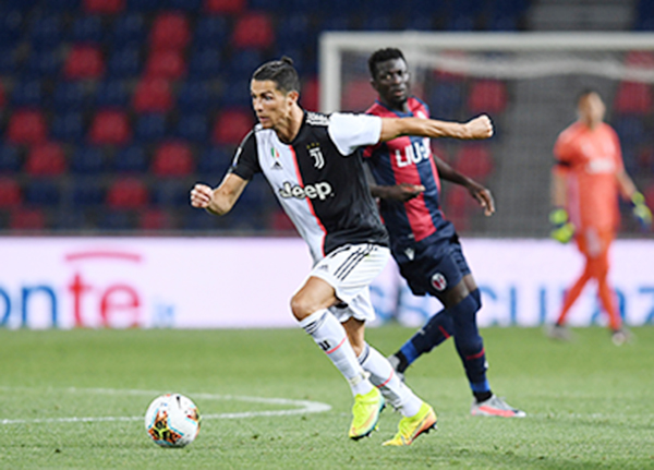 Trở lại sau Covid-19, Cristiano Ronaldo đã tái lập khả năng ghi bàn kể từ trận thắng Bologna. “Một chiến thắng quan trọng! Hết trận đấu này đến trận đấu khác, luôn luôn bên nhau!” - Ronaldo bày tỏ cảm xúc trên mạng xã hội ngày 23-6. Ảnh: Reuters