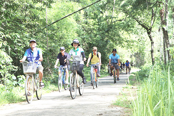  Du khách trải nghiệm khám phá rừng tại Vườn quốc gia Cát Tiên (H.Tân Phú)