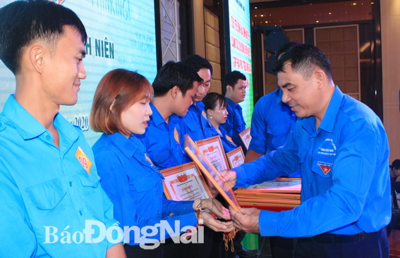 Bí thư Tỉnh đoàn Nguyễn Cao Cường tặng bằng khen cho các tập thể đạt thành tích xuất sắc trong hỗ trợ đoàn viên, thanh niên lập nghiệp, khởi nghiệp