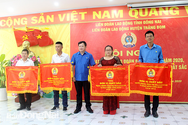 Phó chủ tịch LĐLĐ tỉnh Tăng Quốc Lập trao cờ thi đua cho các tập thể có nhiều thành tích trong hoạt động Công đoàn.
