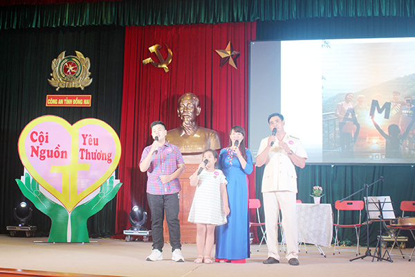 Tiết mục văn nghệ do một gia đình có thành viên công tác trong ngành Công an tỉnh thể hiện trong Ngày hội Gia đình Việt Nam 28-6 do Sở VH-TTDLphối hợp tổ chức