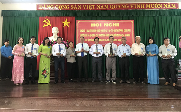 Ông Châu Phước Thuận, Phó bí thư huyện ủy Nhơn Trạch trao biểu trưng cho các gia đình học tập tiêu biểu.
