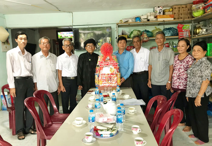 Phó chủ tịch Ủy ban MTTQ Việt Nam tỉnh Vũ Đình Trung tặng quà chức việc Ban trị sự Phật giáo Hòa Hảo các xã, thị trấn tại H.Định Quán