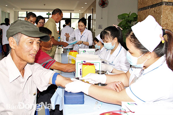 Nạn nhân chất độc da cam được khám sức khỏe tại Bệnh viện đa khoa Đồng Nai trong ngày 1-7. 