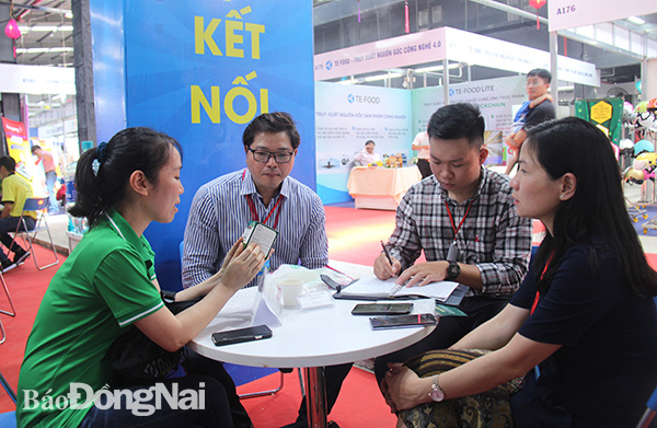 Các chủ thể OCOP của Đồng Nai tham gia hoạt động kết nối cung - cầu với các hệ thống siêu thị, trung tâm thương mại tại chương trình.