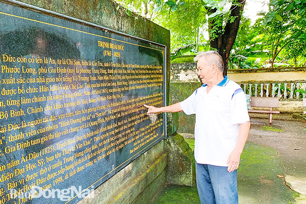 Ông Nguyễn Đức Thùy giới thiệu về tiểu sử danh nhân Trịnh Hoài Đức được khắc trong lăng mộ. Ảnh: Đăng Tùng