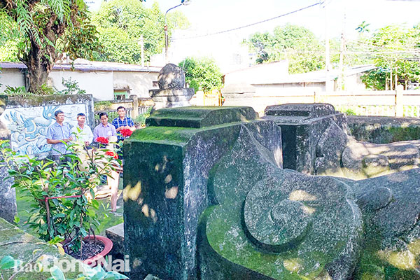 Các cấp lãnh đạo UBND P.Trung Dũng (TP.Biên Hòa) dâng hương viếng lăng mộ danh nhân Trịnh Hoài Đức. Ảnh: Đăng Tùng