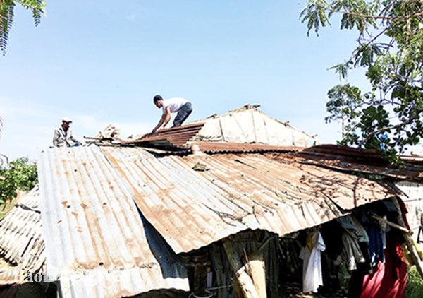 Người dân sửa lại nhà cửa sau cơn mưa lớn kèm theo gió lốc xảy ra trên địa bàn ấp 3, xã Thanh Sơn (H.Định Quán) vào chiều 12-5. Ảnh: T.Hải