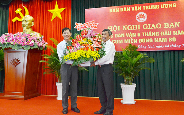 Phó bí thư thường trực Tỉnh ủy Hồ Thanh Sơn tặng hoa chúc mừng đồng chí Đỗ Văn Phớn vừa được bổ nhiệm làm Phó trưởng ban Dân vận Trung ương.