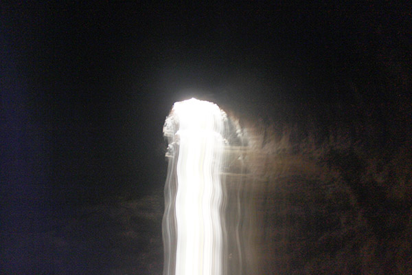 Khi rọi đèn pin vào lớp hóa thạch trong hang Dơi ở H.Định Quán sẽ thấy phản quang óng ánh khá đẹp mắt