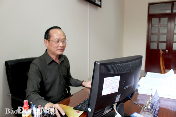 Bác sĩ Nguyễn Đình Hùng tại phòng làm việc. Ảnh: N.Trinh