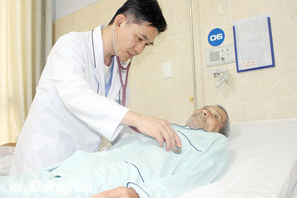 Bác sĩ thăm khám cho một bệnh nhân bị hẹp động mạch cảnh đang nằm điều trị tại Khoa Ngoại lồng ngực - tim mạch Bệnh viện Đa khoa Đồng Nai. Ảnh: H.Dung