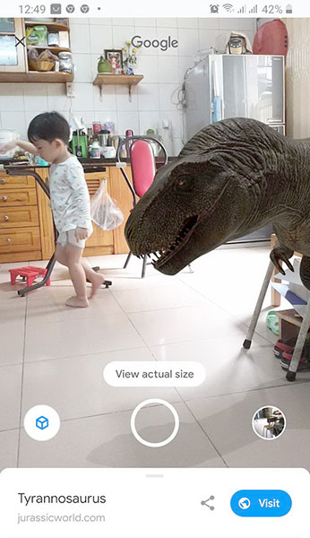 Nhìn qua smartphone, bạn sẽ thấy có một khủng long đang xuất hiện trong nhà mình. Bạn có thể chụp ảnh, quay phim lại để post lên Facebook, YouTube