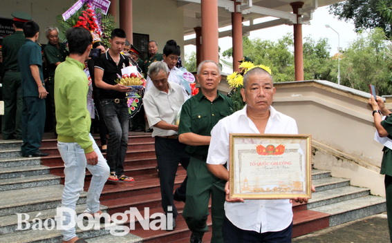 Người thân, đồng đội đưa tiễn hài cốt liệt sĩ Nguyễn Phi Nhân về an táng tại tỉnh Hà Tĩnh
