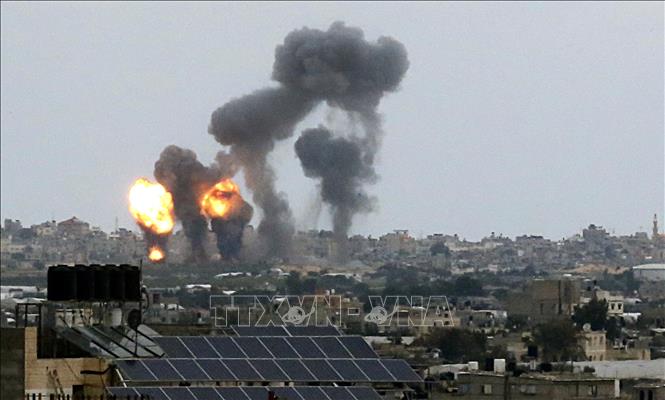 Khói lửa bốc lên tại hiện trường vụ không kích của Israel xuống Khan Yunis, phía Nam Dải Gaza ngày 24-2-2020. Ảnh: AFP/TTXVN