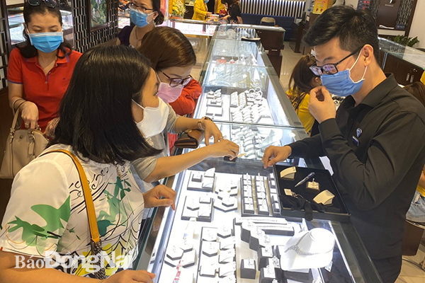 Người dân chọn mua các loại nữ trang vàng tại một trung tâm kim hoàn trên đường 30-4, TP.Biên Hòa. (Ảnh minh họa: Hải Quân)