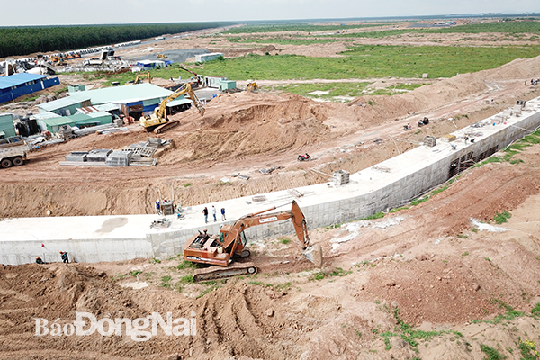 Gói thầu thi công hệ thống thoát nước cho khu tái định cư Lộc An - Bình Sơn hiện đã được các nhà thầu thực hiện đổ bê tông hoàn thiện mặt cống.