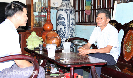 Ông Nguyễn Bá Ngọ (phải) đang trao đổi công việc với cán bộ xã. Ảnh: Võ Tuyên 