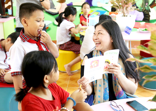 Chuyên gia Nguyễn Phi Vân cùng các trẻ em tại Thư viện ước mơ - một dự án cộng đồng thành lập các thư viện miễn phí cho trẻ em, học sinh ở các trường học trên nhiều tỉnh, thành tại Việt Nam