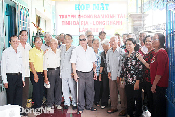 Những người lính Ban Kinh tài tỉnh Bà Rịa - Long Khánh cùng chụp ảnh lưu niệm buổi họp mặt ở TP.Biên Hòa tháng 7-2020. Ảnh: Đoàn Phú