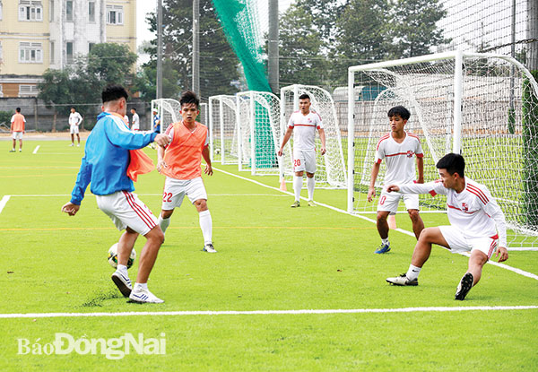 Đội bóng Đồng Nai tập luyện chuẩn bị tham dự Giải hạng Nhì quốc gia 2020. Ảnh: Huy Anh