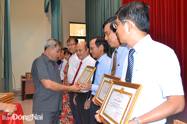 Trưởng ban Dân vận Tỉnh ủy Huỳnh Văn Hồng, tặng cờ thi đua và tặng bằng khen của Ban TVTU cho các tổ chức Đảng và đảng viên