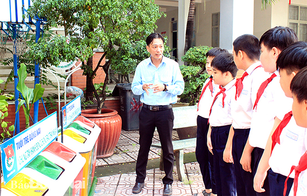 Anh Trần Vĩnh Phúc, giáo viên Tổng phụ trách Đội Trường tiểu học Nguyễn An Ninh (TP.Biên Hòa) hướng dẫn học sinh phân loại rác, hạn chế rác thải nhựa